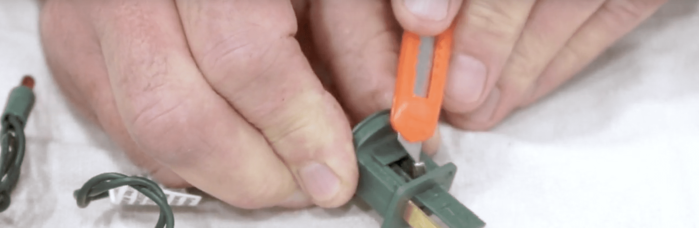 Remove fuses from plug with screwdriver.